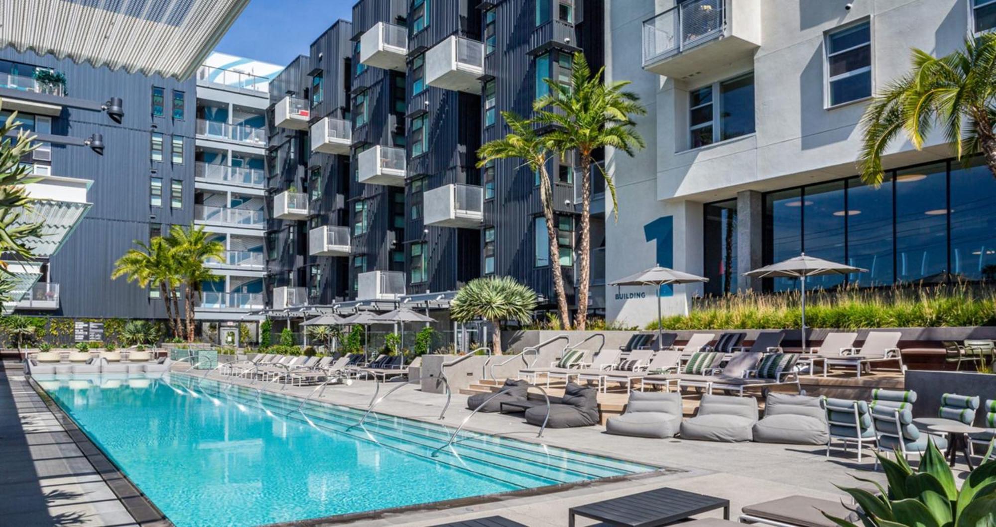 Cozy And Spacious Apartment's In The Heart Of La *