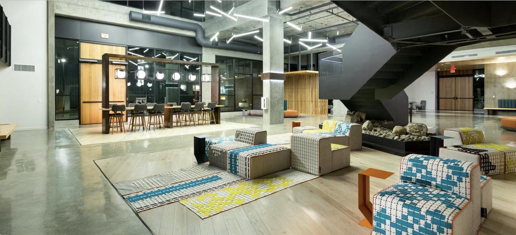 Cozy And Spacious Apartment's In The Heart Of La *