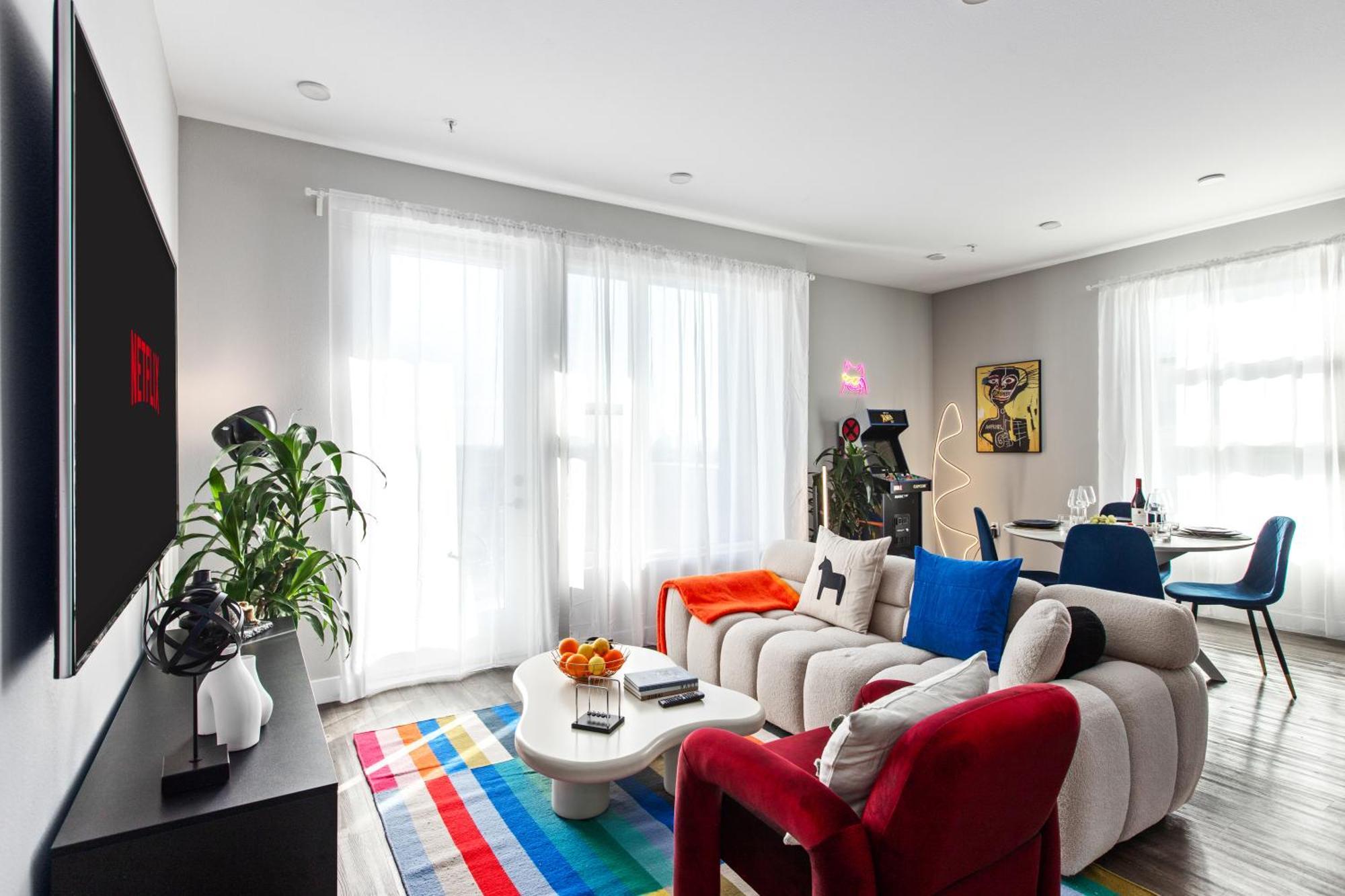 Cozy And Spacious Apartment's In The Heart Of La *