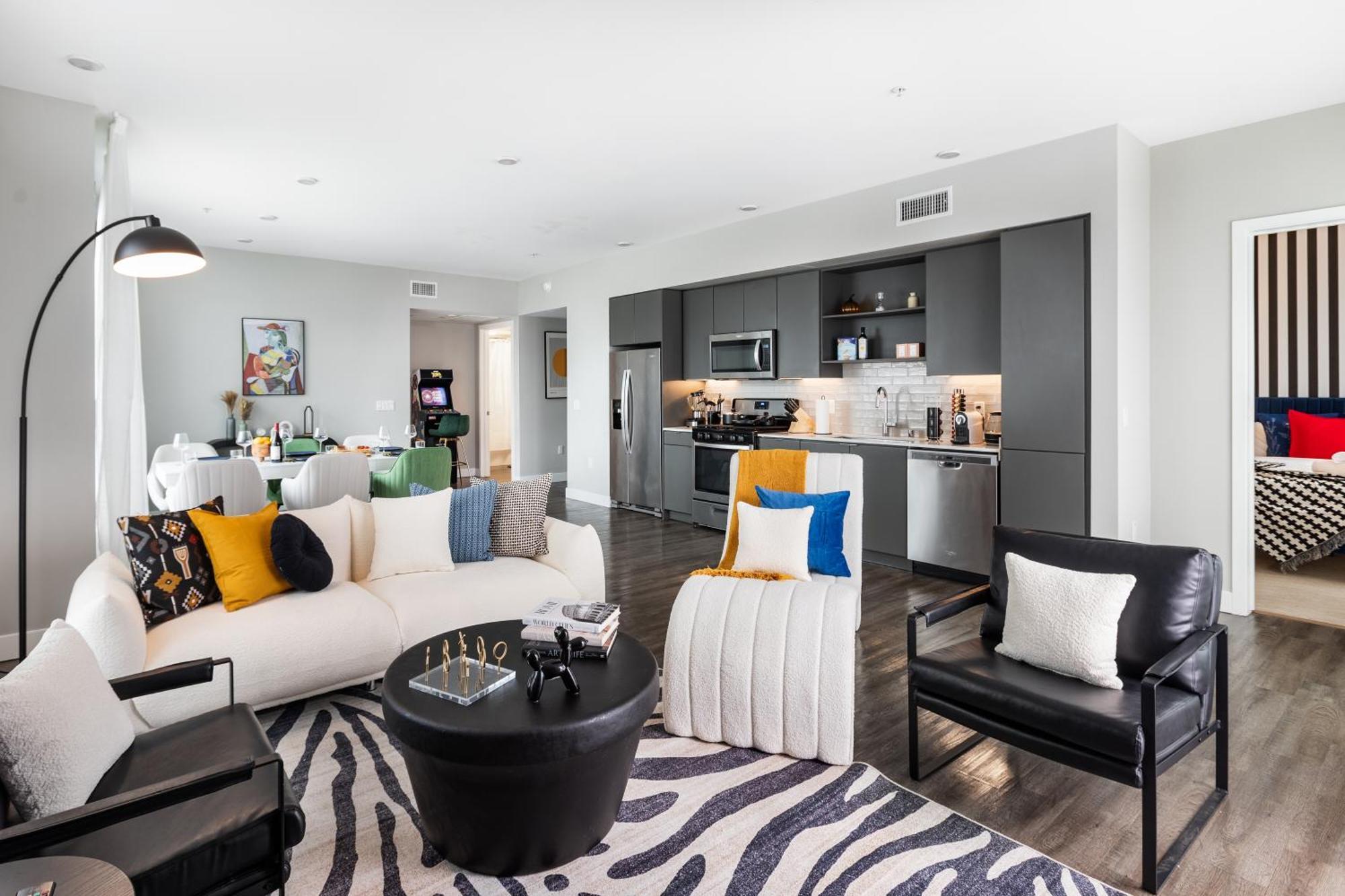 Cozy And Spacious Apartment's In The Heart Of La