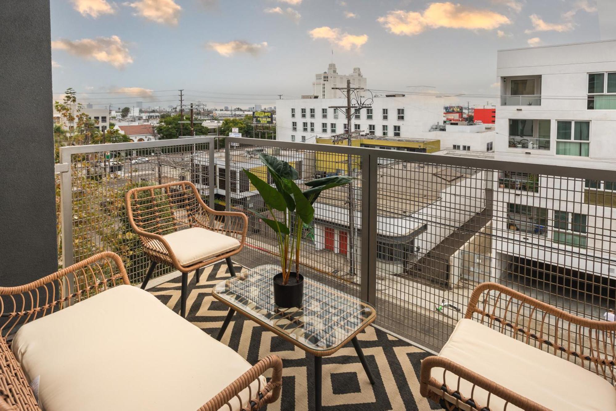 Apartment Cozy And Spacious Apartment's In The Heart Of La