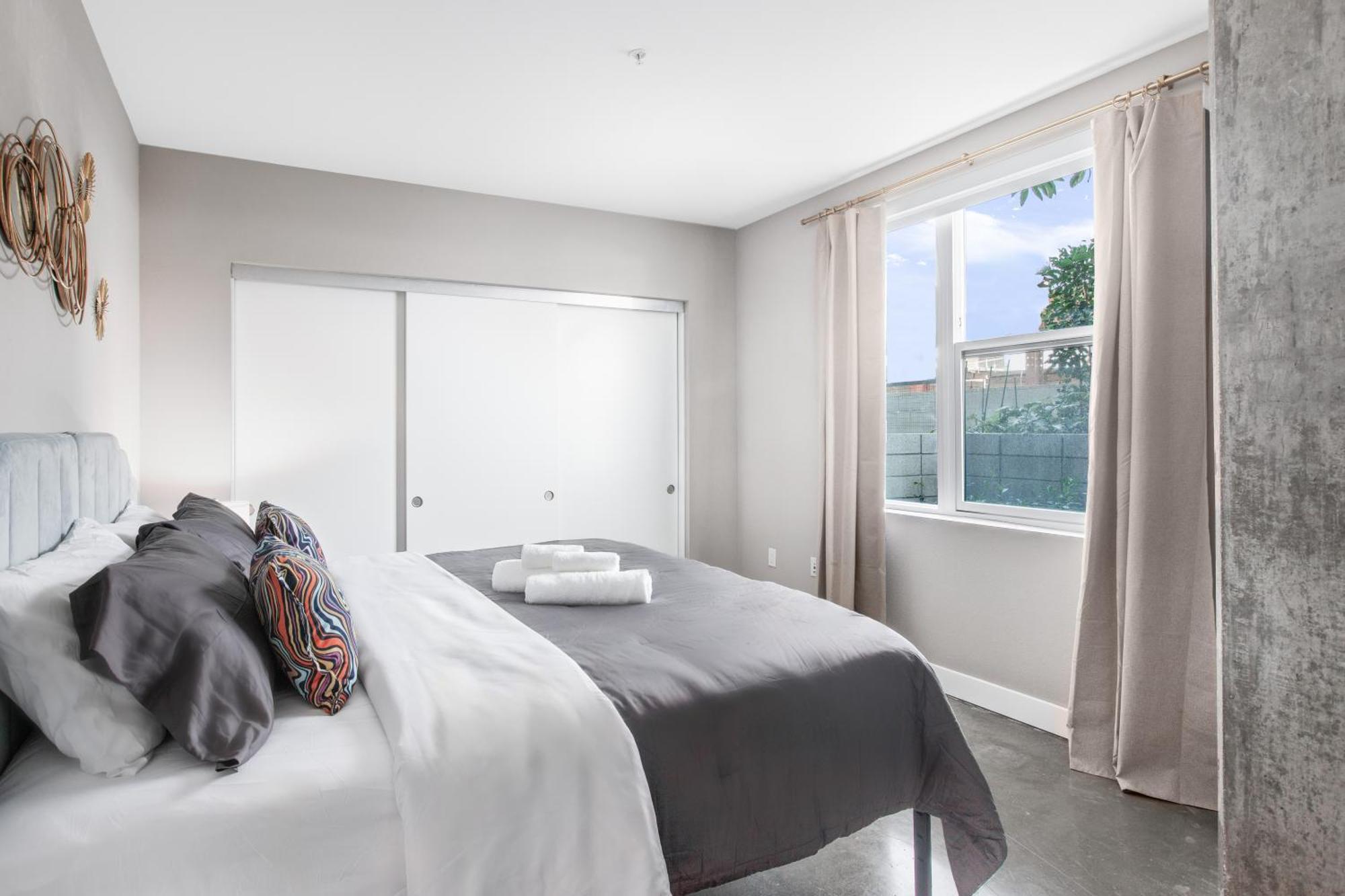 Cozy And Spacious Apartment's In The Heart Of La * Los Angeles