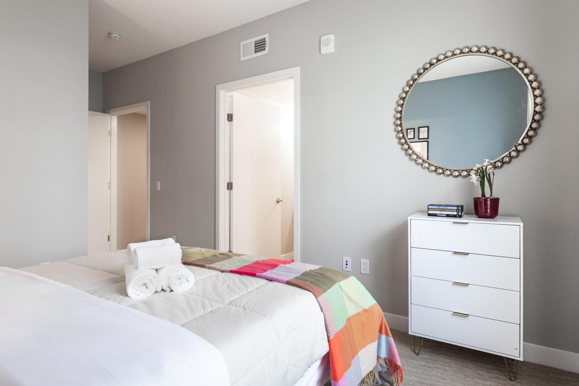 Cozy And Spacious Apartment's In The Heart Of La Apartment