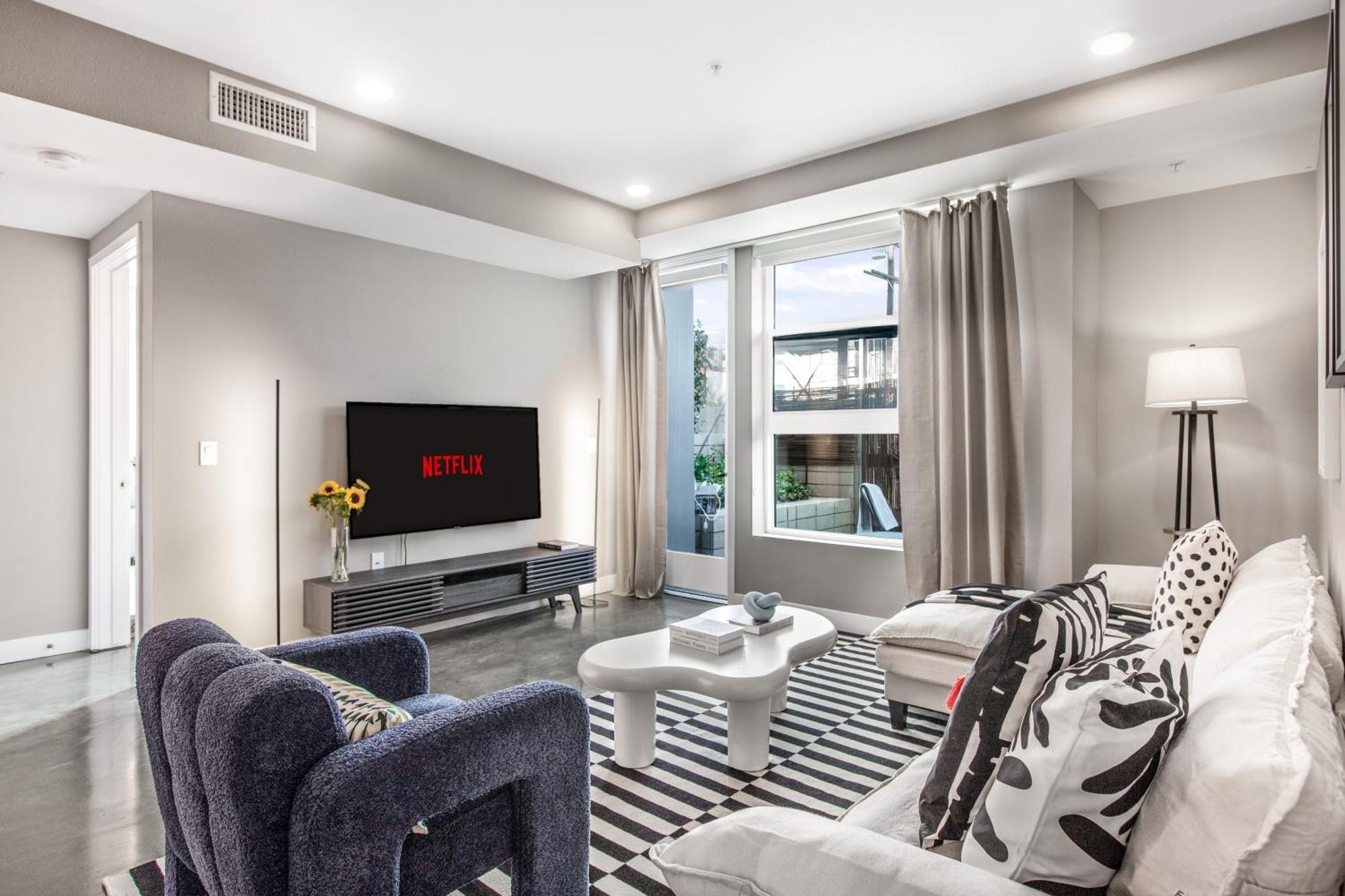 Cozy And Spacious Apartment's In The Heart Of La *